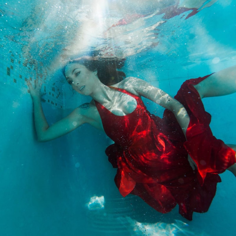 Nam-mo-thay-chet-duoi-song-lai